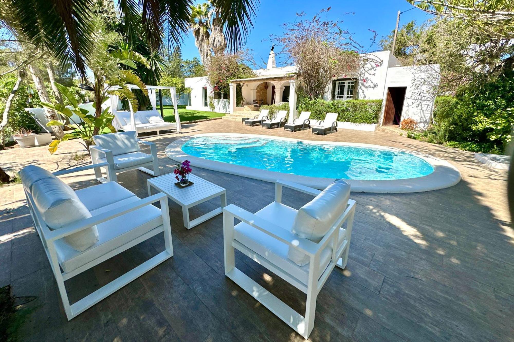 Stylish Ibiza Near Beaches Private Pool & Lush Garden Villa